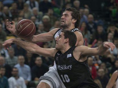 Llull y Colom pugnan por la pelota