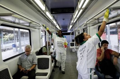 Dos mujeres desinfectan el vagón del tren en Río de Janeiro, Brasil, contra el coronavirus.