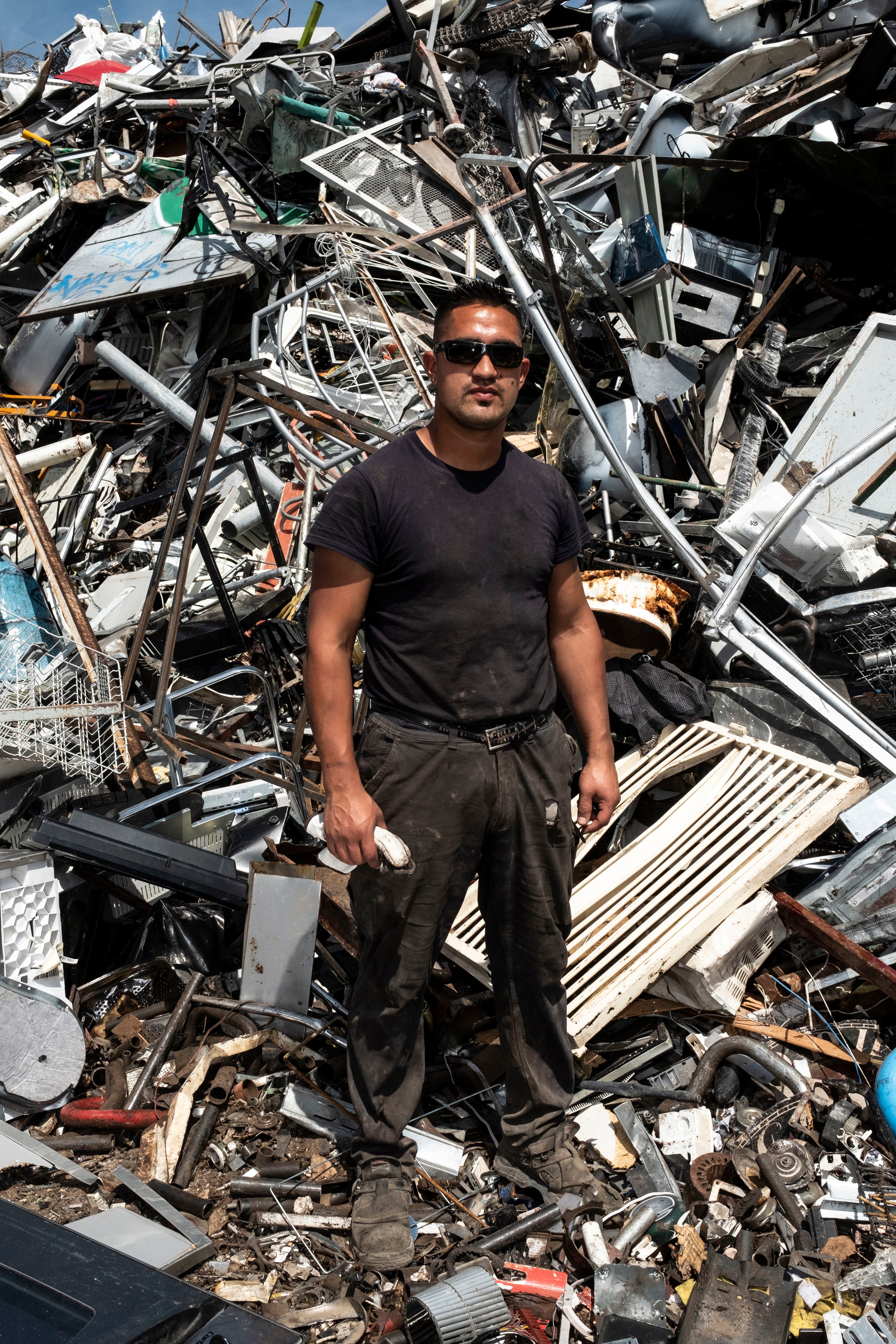 Un trabajador de la empresa Álvarez San Miguel, junto a una montaña de chatarra acumulada.