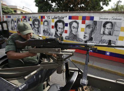 Un miembro de la Guardia Nacional venezolana patrulla por el puente internacional Simón Bolívar, en la frontera con Colombia.