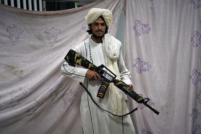 Bilal Shafiola, talibán de 19 años procedente de la provincia de Wardak, muestra el rifle casero que ha fabricado y que ha intentado sin éxito que sus jefes lo lleven al mercado