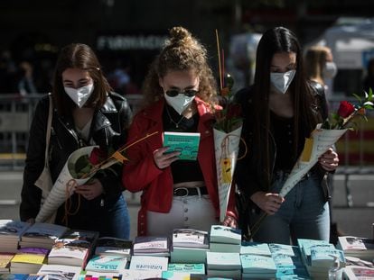 Una parada de libros en el paseo de Gràcia, durante Sant Jordi de 2021.