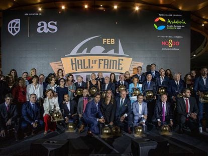 Foto de familia del Salón de la Fama del baloncesto español, este jueves en Sevilla.