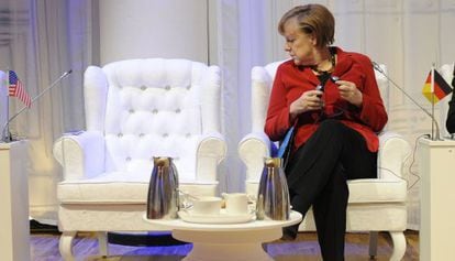 La presidenta alemana, &Aacute;ngela Merkel, mira la silla vac&iacute;a del presidente de EEUU, ayer, en una imagen tomada en La Haya. 