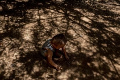 Los gemelos Reymundo, de dos años, pasan mucho tiempo solos. Viven en un caserío llamado Ojo de Agua, en el municipio guatemalteco de Jocotán, en Chiquimula, y cuando su madre sale a cualquier gestión, mientras el padre trabaja en el campo, no tarda menos de tres horas en volver. La ruralidad en Guatemala se traduce muchas veces en pobreza.