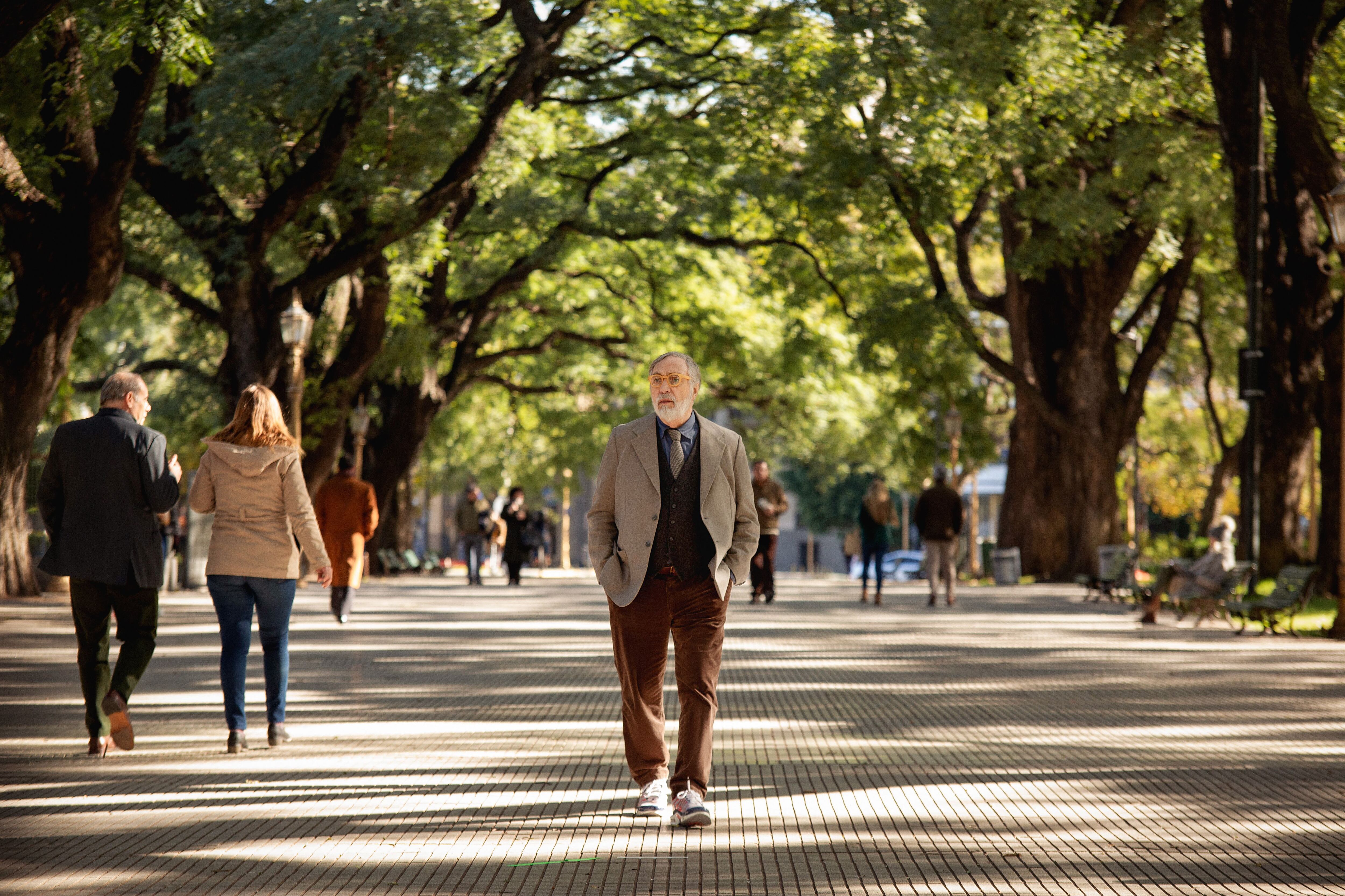 El personaje de Luis Brandoni pasea por las calles de Buenos Aires en la serie 'Nada'.