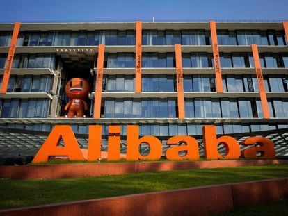 Logo del grupo Alibaba frente a su sede en Hangzhou, en la provincia de Zhejiang (China).