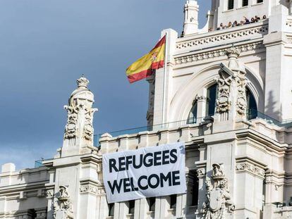 Pancarta en el ayuntamiento de Madrid dando la bienvenida a los refugiados.