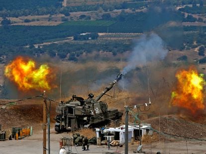 Un cañón autotransportado de Israel dispara hacia posiciones de Hezbolá, el viernes en la frontera con Líbano.