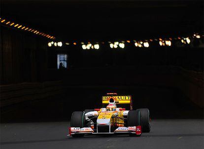 El piloto asturiano sale del túnel durante los entrenamientos del GP de Mónaco