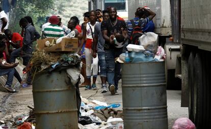 Migrantes africanos en Peñas Blancas, Costa Rica, cerca de la frontera con Nicaragua.