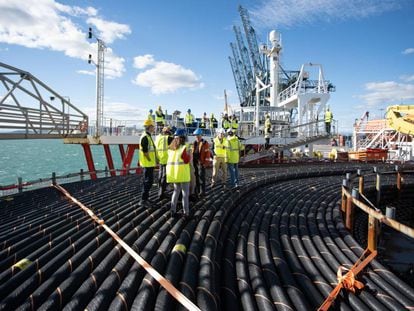 El barco cablero Skagerrak espera en el puerto de Sagunto para comenzar la instalación de 54 kilómetros de cable para el enlace de 100 megavatios que conectará el archipiélago balear con la península Ibérica.