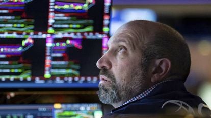 Un operador de la Bolsa de Nueva York, mirando las pantallas de cotizaciones.