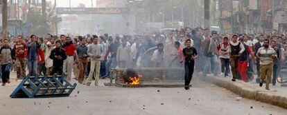 Los manifestantes se enfrentan a los antidisturbios en la ciudad de Mehalla
