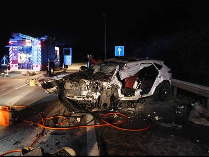 Estado en el que quedó uno de los vehículos accidentados en la autovía del Cantábrico.