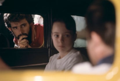 George Lucas dirige a Mackenzie Phillips y Paul LeMat en una escena de 'American Graffiti'.