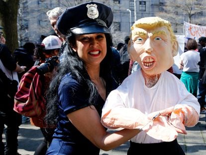 Una detractora de Donald Trump con un muñeco del expresidente, este martes cerca de los juzgados de Manhattan.