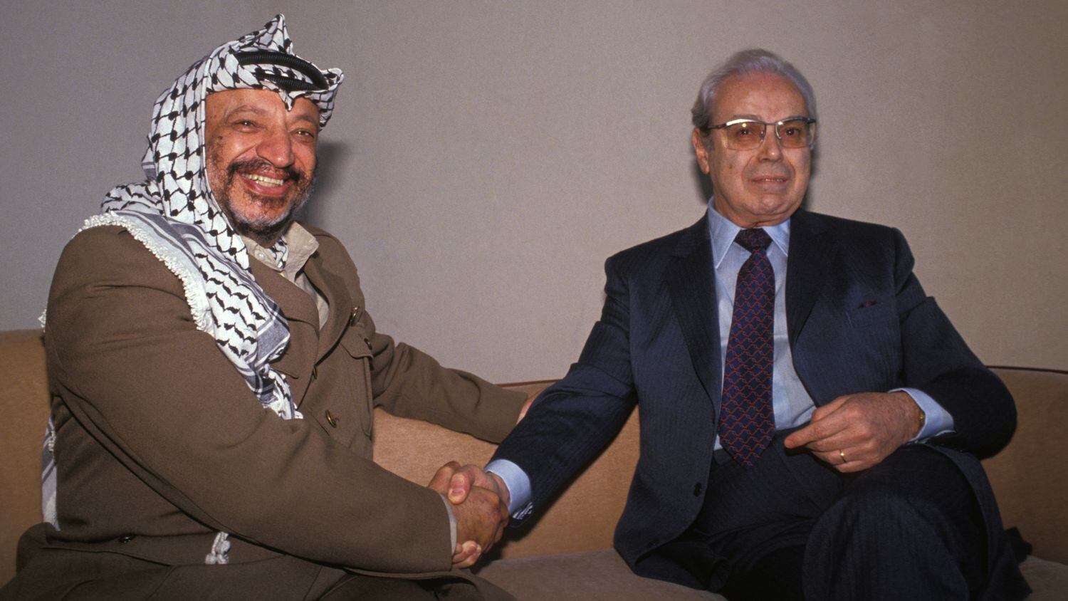 Yasser Arafat, primer presidente de la Autoridad Nacional Palestina y Javier Pérez de Cuellar, se saludan durante una reunión en Ginebra en 1990.