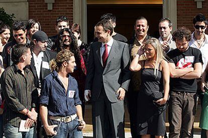 José Luis Rodríguez Zapatero posa con algunos de los artistas que acudieron a La Moncloa. Entre ellos, David Bisbal (a su derecha), La Oreja de Van Gogh (a su izquierda, la vocalista Amaia Montero), Alejandro Sanz (con gafas, a la izquierda), Álex Ubago (a la derecha), Estopa (al fondo), Café Quijano y Amaral.