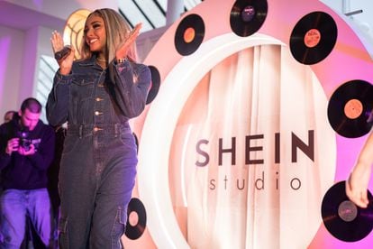 Las alianzas con celebridades del mundo de la moda o de la música, como la cantante Wejdene, forman parte de las estrategias de Shein.