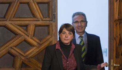 La consejera Elena Cortés con el portavoz andaluz, Miguel Ángel Vázquez.