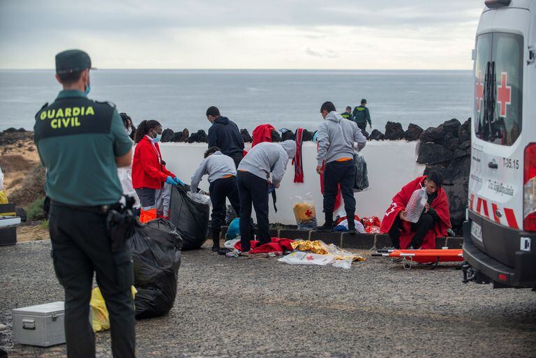 The emergency services attend to a group of migrants who arrived in Lanzarote last week.
