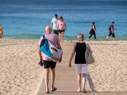 Turistas en la playa de Morro Jable, en Fuerteventura.