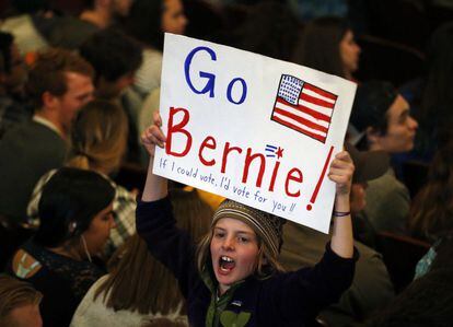 Una seguidora de Sanders aguarda su intervención en Wisconsin.