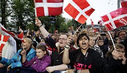 Un grupo de personas con banderas danesas en Copenhague.