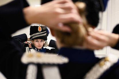 Miembros de la Royal Netherlands Marechaussee dan los últimos toques a su uniforme de gala en el cuartel de la Reina Beatriz para asistir a Prinsjesdag, el día del príncipe, en La Haya (Países Bajos).