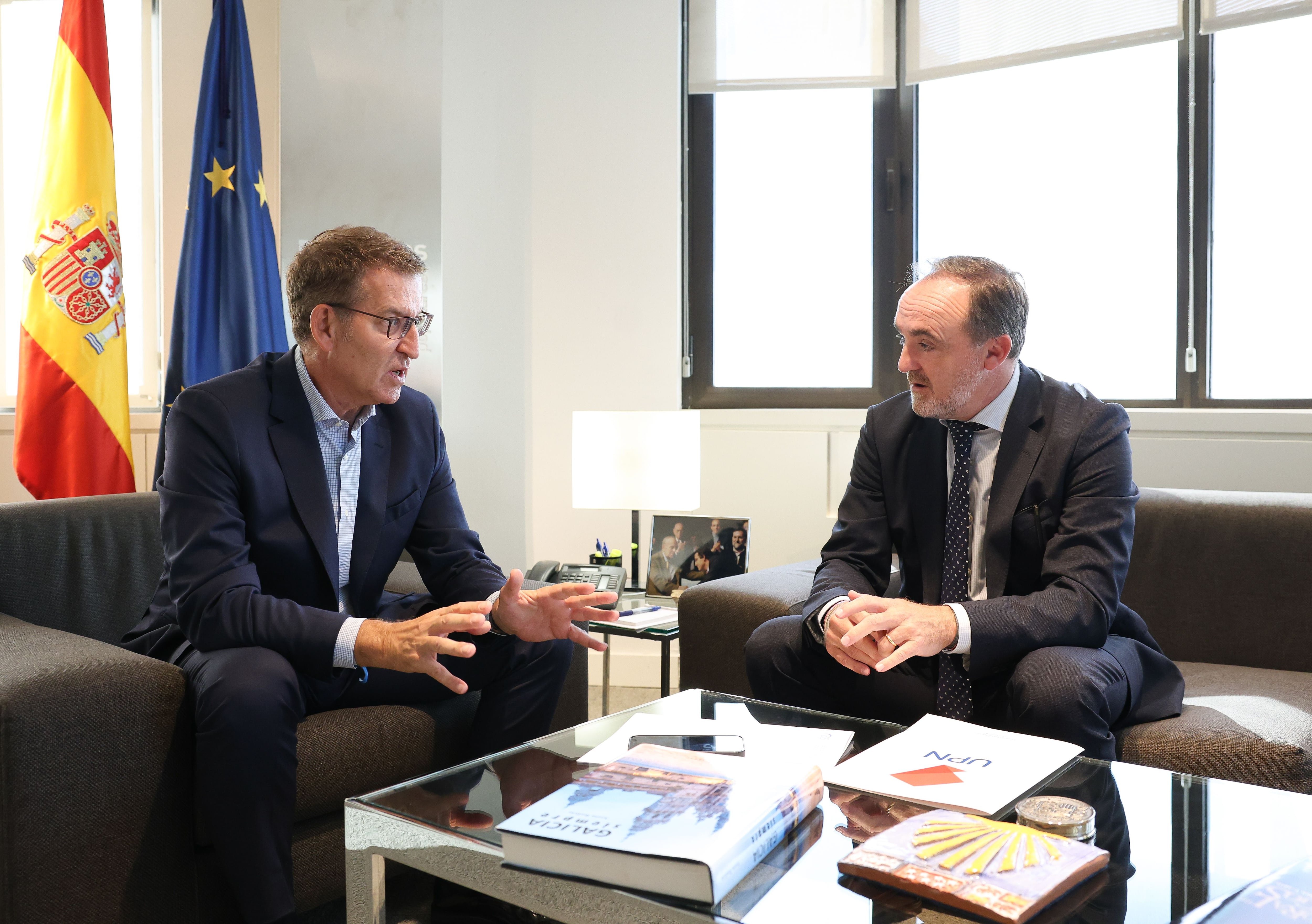 El presidente del Partido Popular, Alberto Núñez Feijóo, se reúne con el presidente de UPN, Javier Esparza, dentro de su ronda para la investidura, en la sede del PP, a 13 de septiembre de 2023, en Madrid (España). La reunión ha tenido lugar en el marco de la ronda de contactos que está manteniendo Feijóo de cara a su debate de investidura, previsto para los próximos días 26 y 27 de septiembre en el Congreso de los Diputados. Esta cita con Esparza tiene lugar tras los encuentros que el líder del PP ya ha mantenido con el presidente del Gobierno en funciones, Pedro Sánchez, el líder de Vox, Santiago Abascal, y el presidente de Canarias y Coalición Canaria, Fernando Clavijo.
13 SEPTIEMBRE 2023;UNION DEL PUEBLO NAVARRO;INVESTIDURA;FEIJÓO;PP;PARTIDO POPULAR;UPN;REUNIÓN;
Marta Fernández Jara / Europa Press
13/09/2023