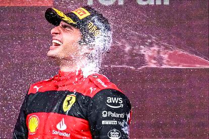 Carlos Sainz es bañado con champagne en el podio de Silverstone.