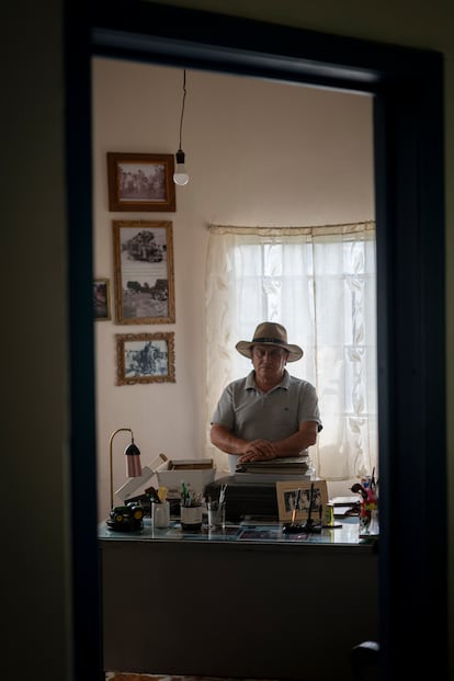 Vicente Ruiz, primo de Xóchitl Gálvez Ruiz, en el despacho de su casa, el 6 de julio en Tepatepec (Hidalgo).