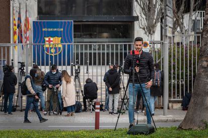 La prensa, a las puertas del Camp Nou, durante los registros efectuados por los Mossos d'Esquadra.