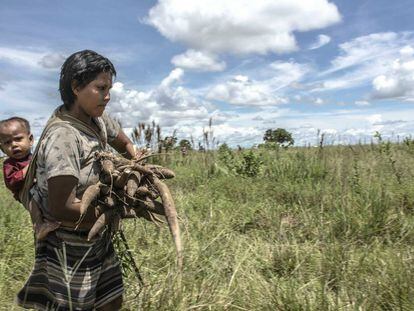 Una mujer ind&iacute;gena con su hijo.