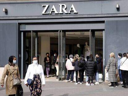 Cola en el acceso a una tienda de Zara en París el pasado mes de Febrero.