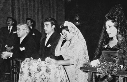 Lola Flores y Antonio González, 'El Pescaílla', el día de su boda, en El Escorial, con sus padrinos, Paquita Rico y Cesáreo Gonzalez, en 1957.