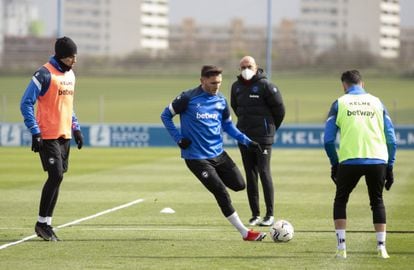 Abelardo observa a Lucas Pérez durante un entrenamiento del Alavés.