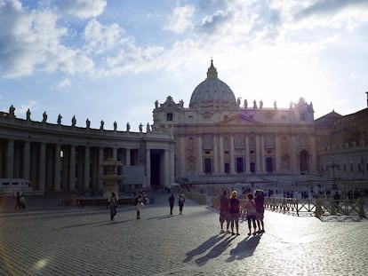 Unos turistas observan la Basílica de San Pedro, en la Ciudad del Vaticano.