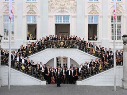 La orquesta de Bonn, ante el edificio del viejo ayuntamiento de la ciudad.