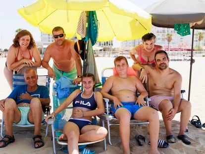 La familia Herrera-Núñez, originaria de Don Benito (Badajoz), el pasado jueves en la playa de Valdelagrana, en el Puerto de Santa María (Cádiz).