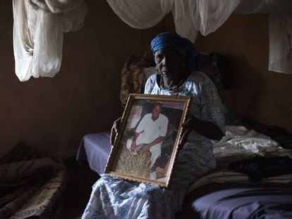 Teguida Diallo se aferra a la única foto que le queda de su hijo Makan Kanouté, muerto en la ruta migratoria hacia Europa.