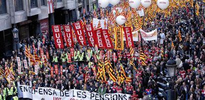 Militantes de UGT en una manifestaci&oacute;n por el centro de Barcelona.