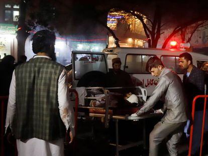 Miembros de los servicios de emergencia transportan en camilla a un herido tras el ataque suicida.