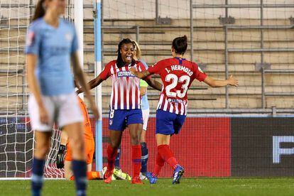Ludmila Da Silva celebra un gol junto con Jennifer Hermoso durante el partido contra el Mánchester City.