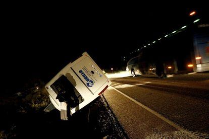 El minibús permanece tumbado en la carretera tras el accidente que ha causado la muerte de cinco menores de un equipo de fútbol de Monterrubio de la Serena (Badajoz).