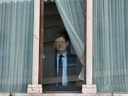 El presidente de la Generalitat Valenciana, Ximo Puig, en la ventana de su despacho del Palau, en Valencia.