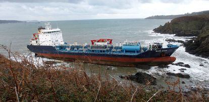 Vista del barco mercante 'Blue Star', encallado en el litoral del municipio de Ares (A Coruña).