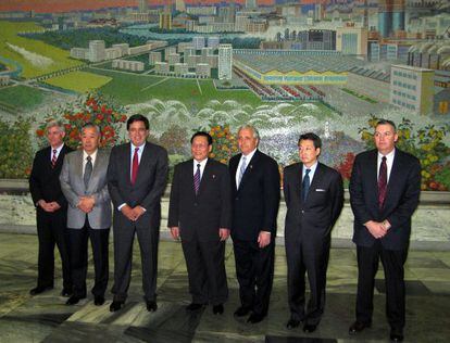Richardson, tercero por la izquierda, durante una visita a Corea del Norte en 2007.