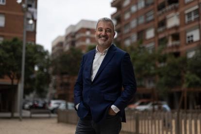 Jaume Collboni, candidato del PSC a la alcaldía de Barcelona para las municipales del 28 de mayo, fotografiado en el barrio de la Marina del Port.